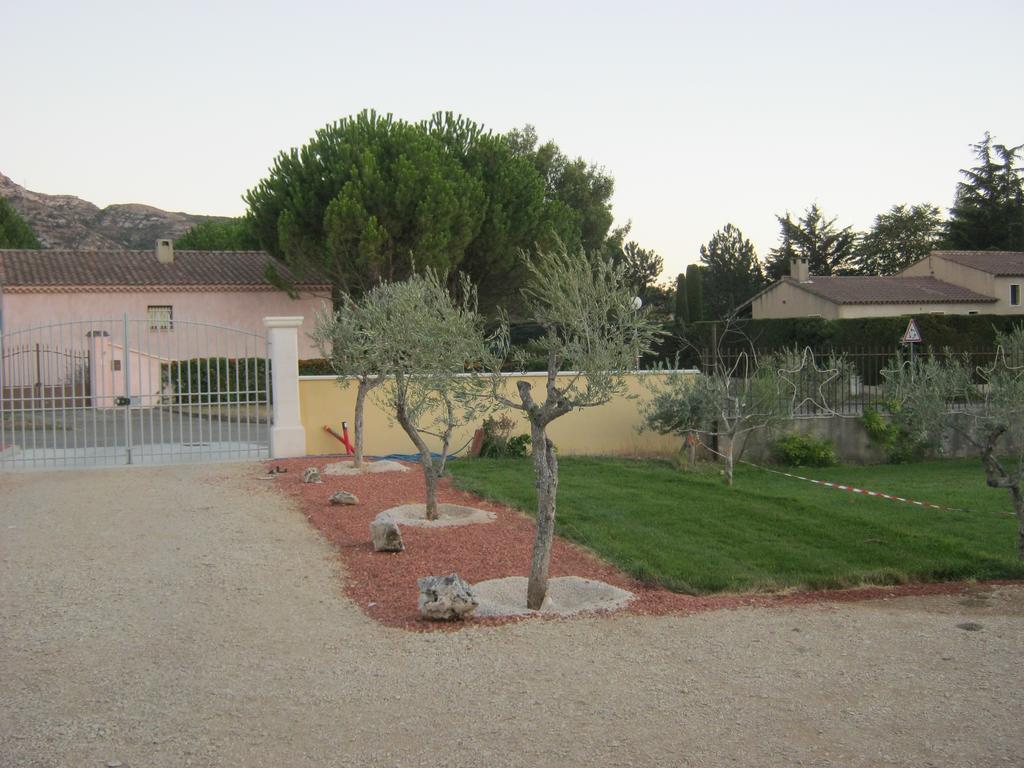 Villa Le Jardin Des Tourterelles Robion en Luberon Esterno foto