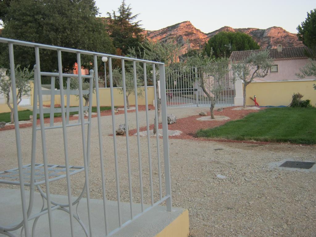 Villa Le Jardin Des Tourterelles Robion en Luberon Esterno foto